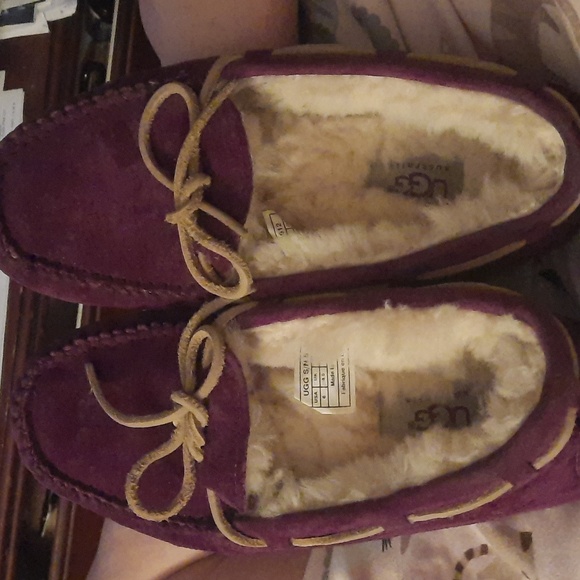 UGG MOCCASIN SLIPPERS, PURPLE, SIZE 6 - Picture 1 of 3